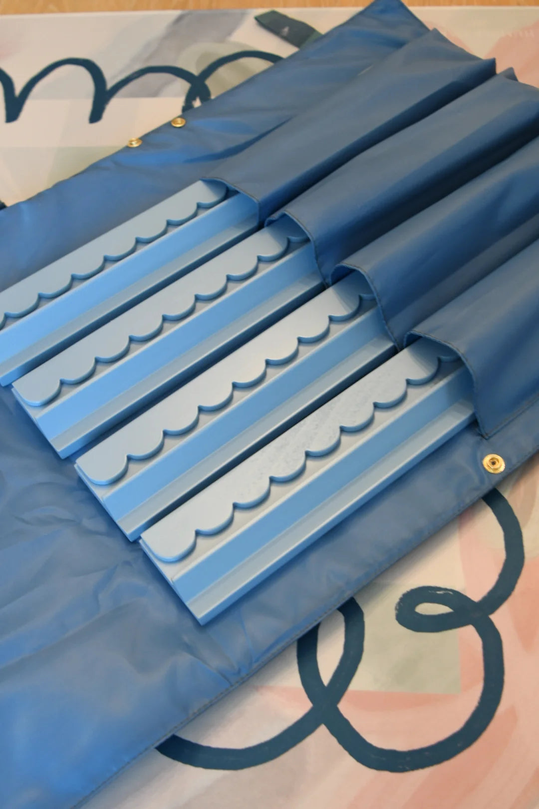 Preppy Blue Scalloped Wooden Mahjong Racks