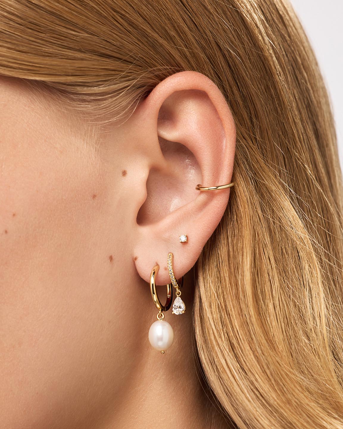 Medium Frida Pearl Hoops
