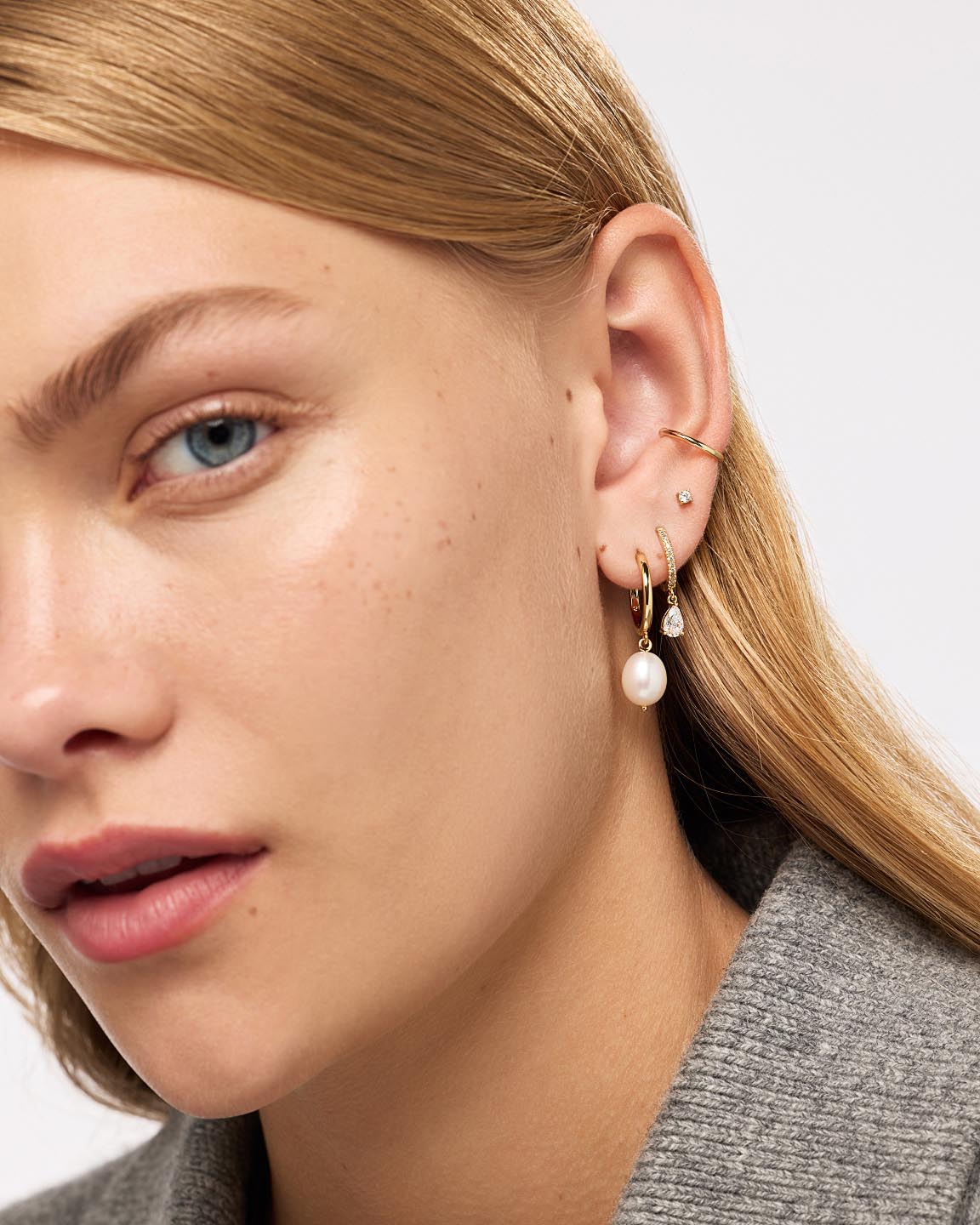 Medium Frida Pearl Hoops